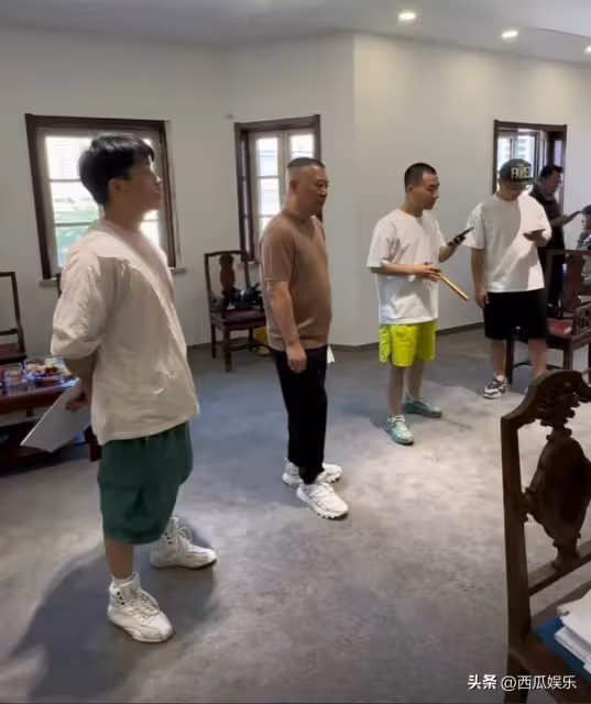 戲曲界眾大佬受邀參加了一場戲曲盛會,郭德綱的行蹤引起觀眾熱議