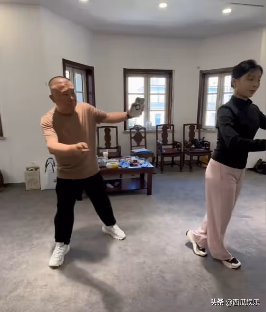 戲曲界眾大佬受邀參加了一場戲曲盛會,郭德綱的行蹤引起觀眾熱議
