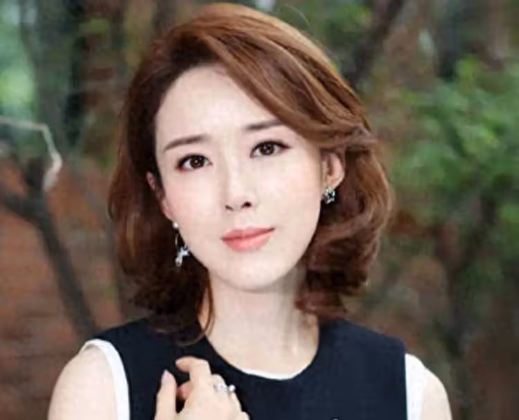 著名女演員顏丹晨:44歲勇敢給小丈夫生子,曾因最美嫦娥走紅