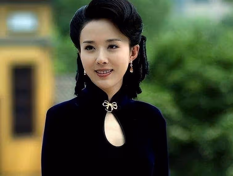 著名女演員顏丹晨:44歲勇敢給小丈夫生子,曾因最美嫦娥走紅