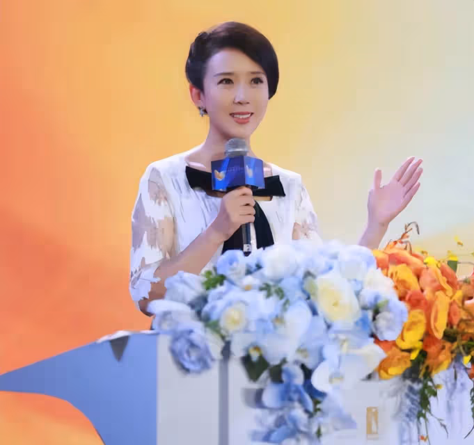 著名女演員顏丹晨:44歲勇敢給小丈夫生子,曾因最美嫦娥走紅