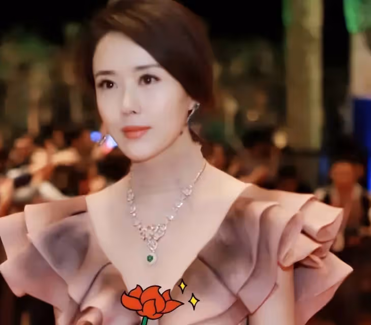 著名女演員顏丹晨：44歲勇敢給小丈夫生子，曾因最美嫦娥走紅