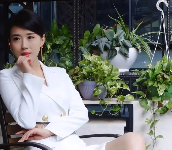著名女演員顏丹晨：44歲勇敢給小丈夫生子，曾因最美嫦娥走紅