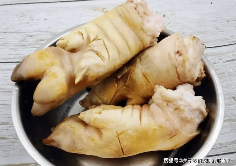 過年鹵豬蹄,牢牢記住3個訣竅,豬蹄出鍋軟糯噴香,沒有一點異味