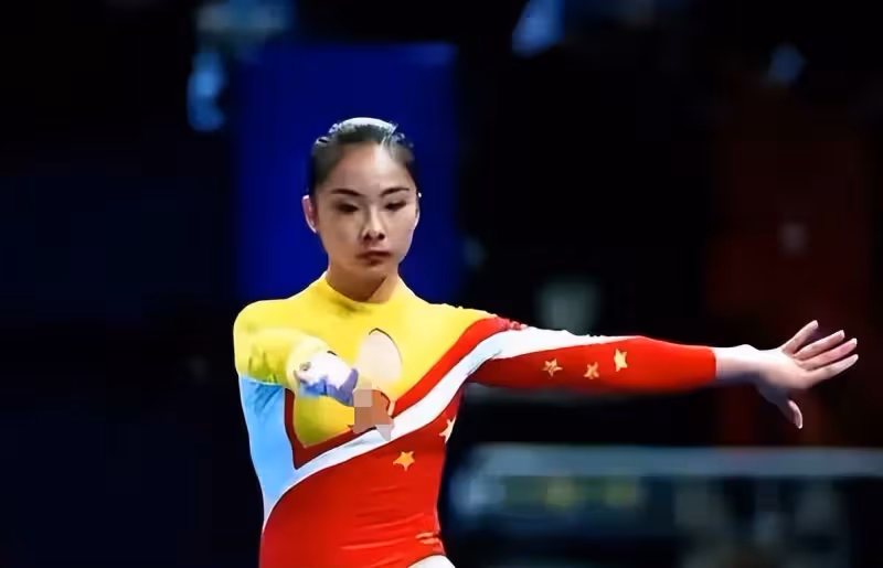 劉璇:「四婚」嫁同一人,老公身份曝光後,才知她嫁的比郭晶晶好