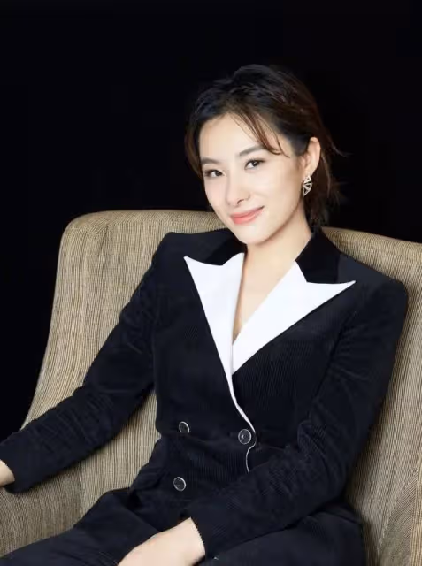 劉璇:「四婚」嫁同一人,老公身份曝光後,才知她嫁的比郭晶晶好