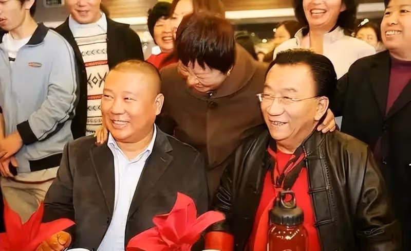 郭德綱官宣郭麒麟為接班人後,才發現王惠看似輸了,實則贏得徹底