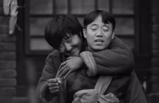 激吻門11年後,吃上「天鵝肉」的最丑影帝王大治,如今怎麼樣了?