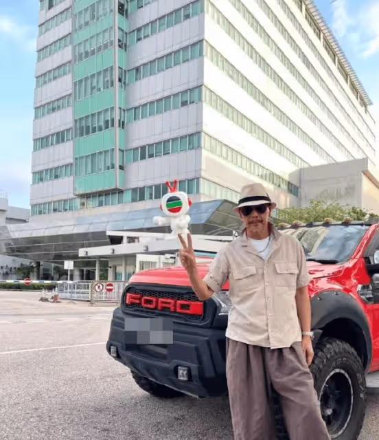 67歲TVB金牌綠葉疑似離巢?曾為古天樂御用配音,與妻子效力無線近四十年