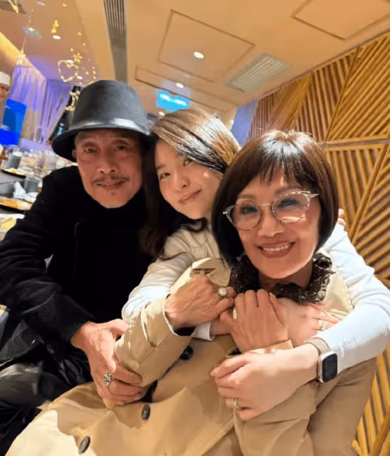 67歲TVB金牌綠葉疑似離巢?曾為古天樂御用配音,與妻子效力無線近四十年