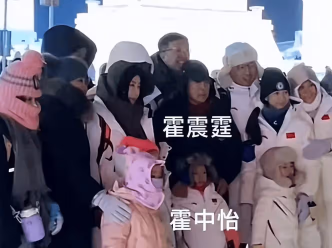 霍震霆陪著郭晶晶一家去東北,一個細節,說明他憑啥是豪門清流