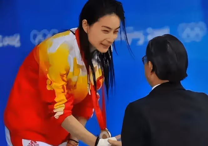 霍震霆陪著郭晶晶一家去東北,一個細節,說明他憑啥是豪門清流