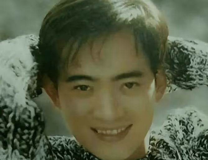 領獎前夜父母慘遭殺害,含淚唱完歌退出樂壇,這位天王如今怎樣了