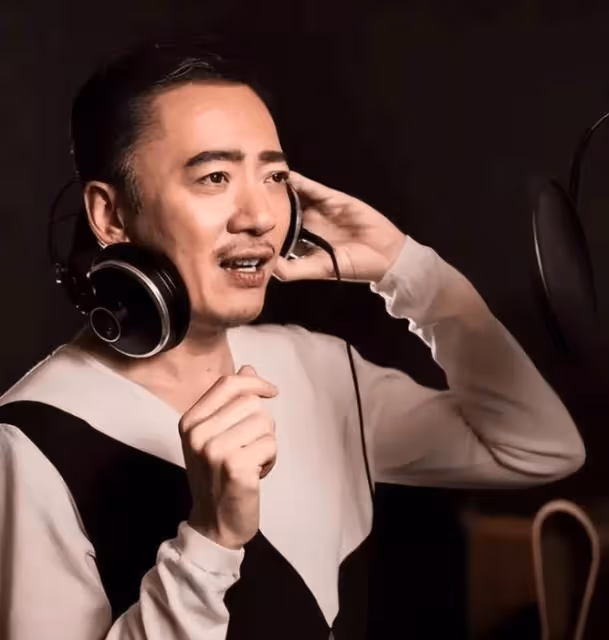 領獎前夜父母慘遭殺害,含淚唱完歌退出樂壇,這位天王如今怎樣了