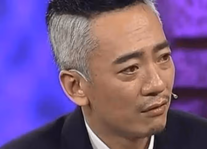 領獎前夜父母慘遭殺害,含淚唱完歌退出樂壇,這位天王如今怎樣了