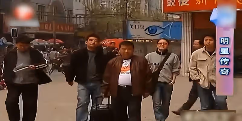 郭德綱為了4000塊錢,關櫥窗48小時被人當猴耍,郭麒麟至今不敢看