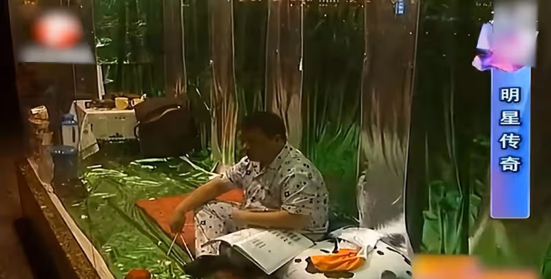 郭德綱為了4000塊錢,關櫥窗48小時被人當猴耍,郭麒麟至今不敢看