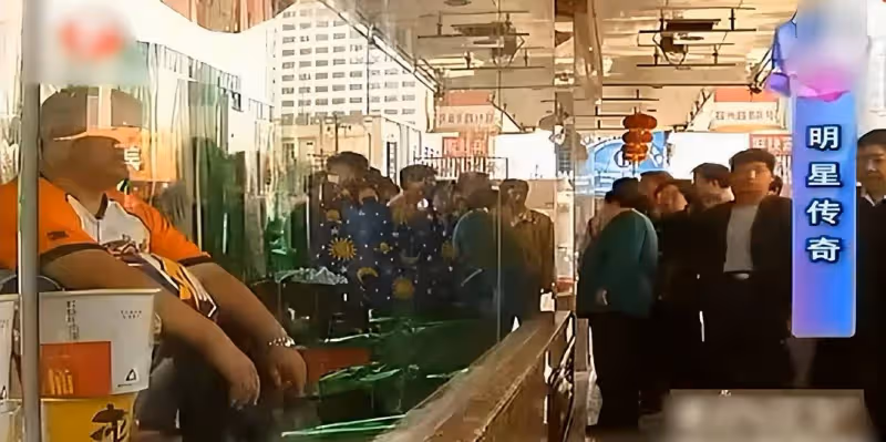 郭德綱為了4000塊錢,關櫥窗48小時被人當猴耍,郭麒麟至今不敢看