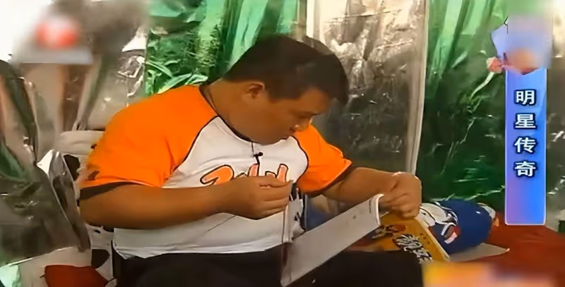 郭德綱為了4000塊錢,關櫥窗48小時被人當猴耍,郭麒麟至今不敢看