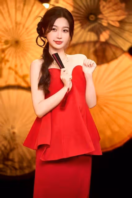 虞書欣穿抹胸紅裙超美!雪膚玉貌身材曼妙性感撩人