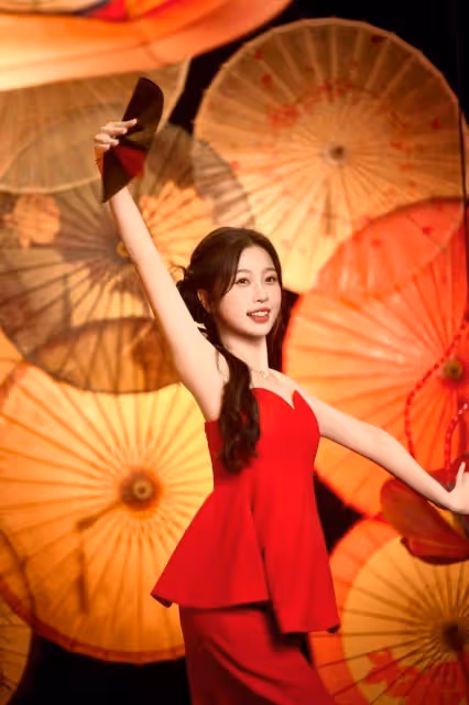 虞書欣穿抹胸紅裙超美!雪膚玉貌身材曼妙性感撩人