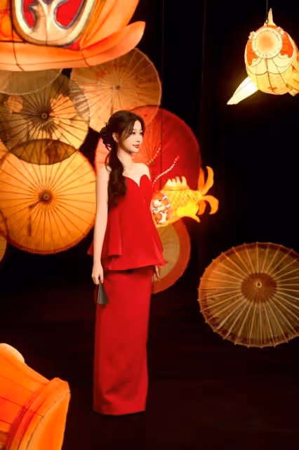 虞書欣穿抹胸紅裙超美!雪膚玉貌身材曼妙性感撩人