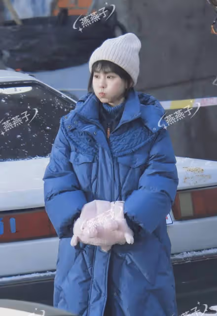 劉詩詩新劇短髮造型曝光,戴白色冷帽俏皮又少女