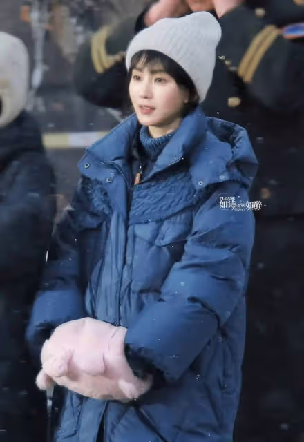 劉詩詩新劇短髮造型曝光,戴白色冷帽俏皮又少女