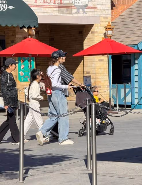 戚薇李承鉉一家四口外出,小兒子正面照曝光超萌