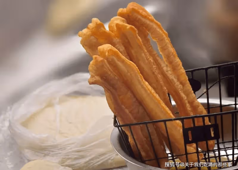 過年炸油條,試試這個配方,蓬鬆酥脆,個個空心,第一次做就成功