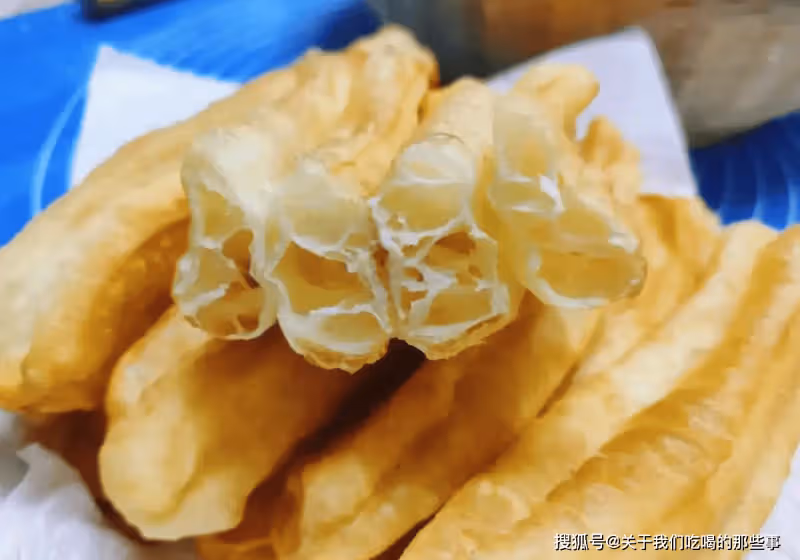 過年炸油條,試試這個配方,蓬鬆酥脆,個個空心,第一次做就成功