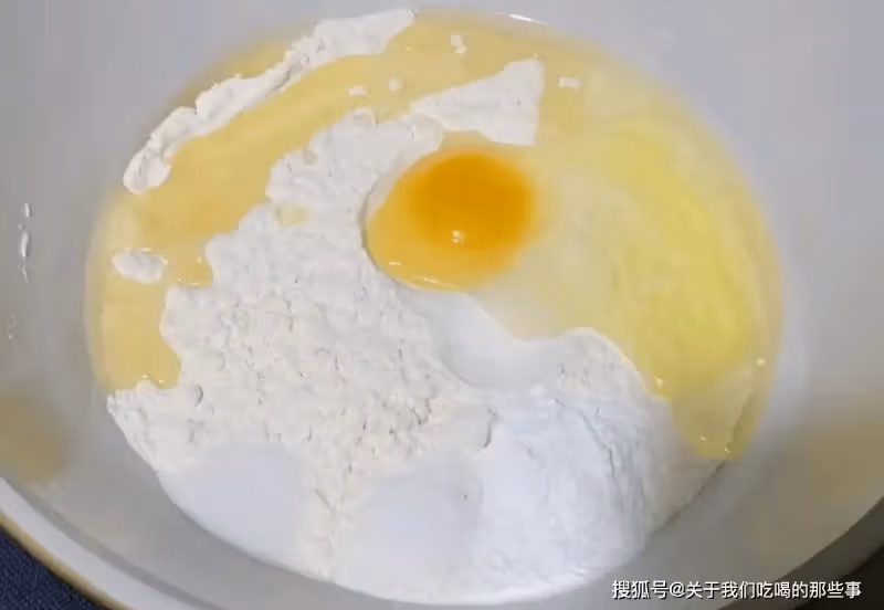 過年炸油條,試試這個配方,蓬鬆酥脆,個個空心,第一次做就成功