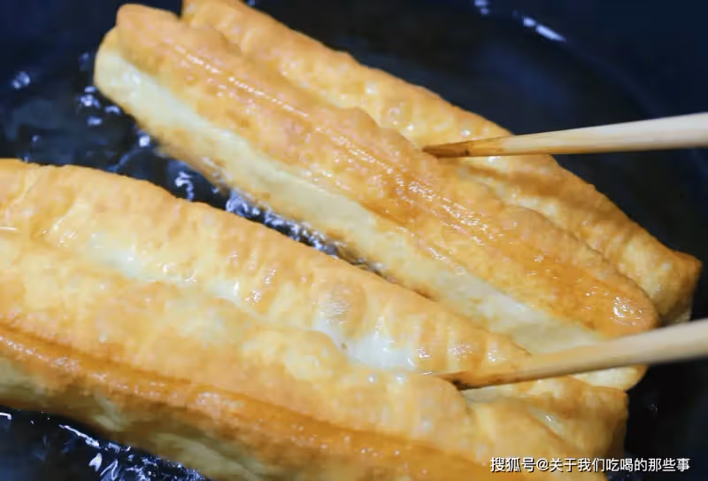 過年炸油條,試試這個配方,蓬鬆酥脆,個個空心,第一次做就成功