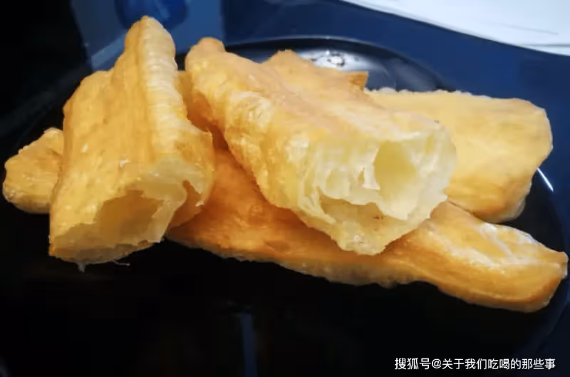 過年炸油條,試試這個配方,蓬鬆酥脆,個個空心,第一次做就成功