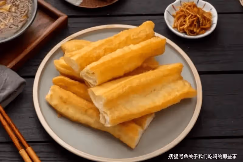 過年炸油條,試試這個配方,蓬鬆酥脆,個個空心,第一次做就成功