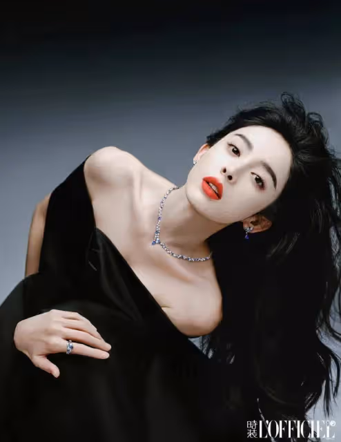 娜扎《時裝》雜誌寫真超嫵媚!膚白貌美身材火辣性感撩人