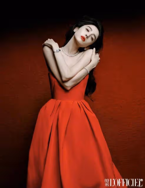 娜扎《時裝》雜誌寫真超嫵媚!膚白貌美身材火辣性感撩人