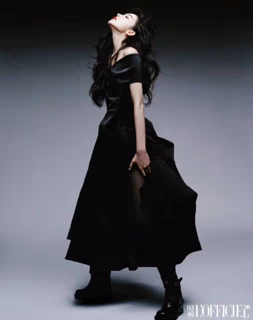 娜扎《時裝》雜誌寫真超嫵媚!膚白貌美身材火辣性感撩人
