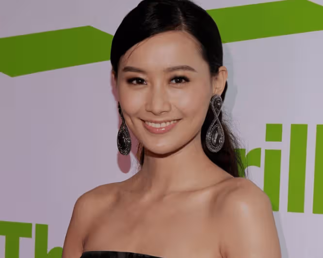 因生不出孩子被「踢」出豪門,二婚後卻兒女雙全,陳法拉終於揚眉吐氣!