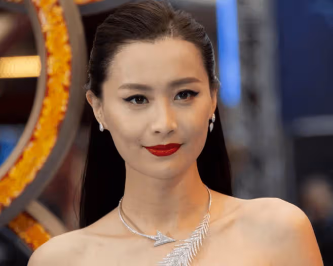 因生不出孩子被「踢」出豪門,二婚後卻兒女雙全,陳法拉終於揚眉吐氣!