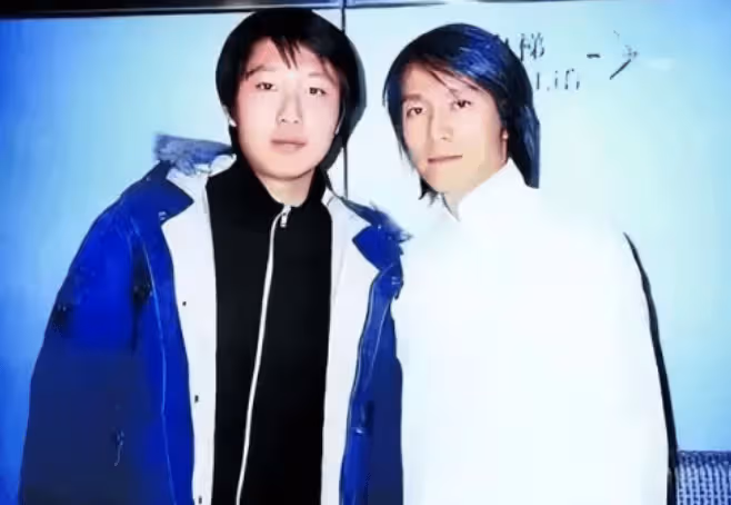 成龍驚人爆料:稱與鄧麗君育有私生子,還為林青霞供養 25 年?真相曝光