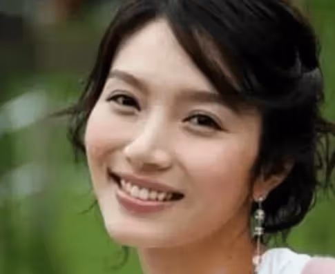 新婚13天他將妻子手指砍斷，虐待至終身不孕，他憑啥回娛樂圈繼續圈錢？