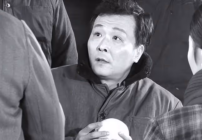 「百變戲骨」一走就是20年,讓妻子獨守16年空房,現如今把寵物狗當孩子養