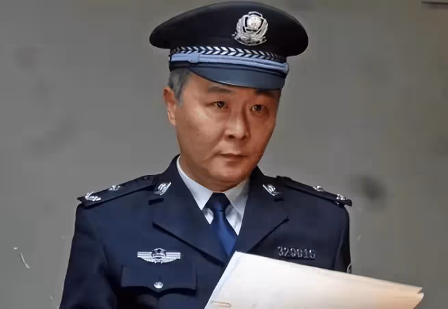 「百變戲骨」一走就是20年,讓妻子獨守16年空房,現如今把寵物狗當孩子養