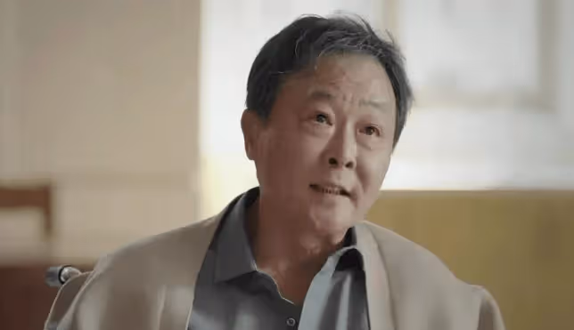 「百變戲骨」一走就是20年,讓妻子獨守16年空房,現如今把寵物狗當孩子養