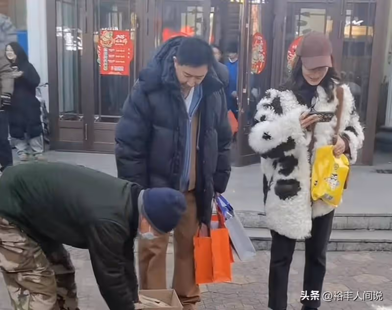 韓庚攜妻子回東北過年!穿「鞋套」逛超市,吃10元的小面買地攤貨