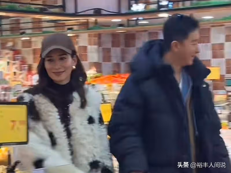 韓庚攜妻子回東北過年!穿「鞋套」逛超市,吃10元的小面買地攤貨