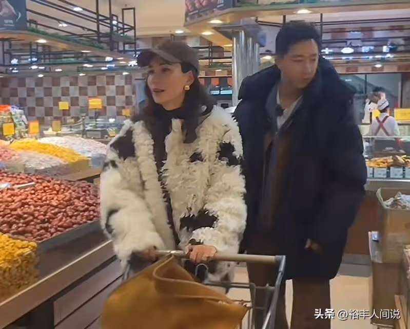 韓庚攜妻子回東北過年!穿「鞋套」逛超市,吃10元的小面買地攤貨