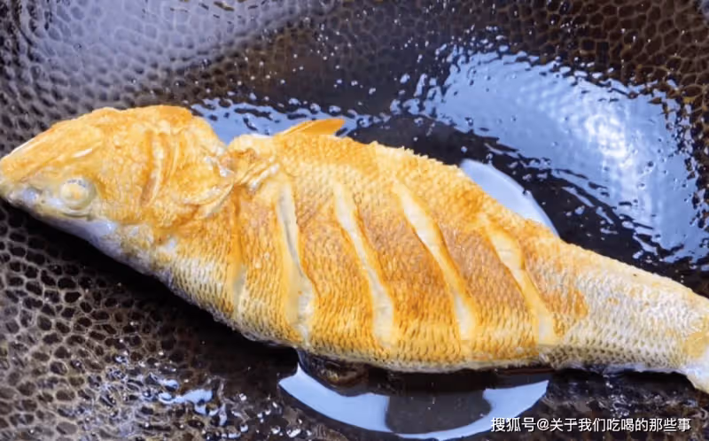 煎魚時,不要直接下鍋煎!多加2步,魚肉不粘鍋不破皮,還能去腥
