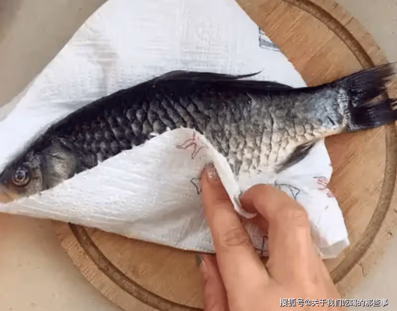 煎魚時,不要直接下鍋煎!多加2步,魚肉不粘鍋不破皮,還能去腥